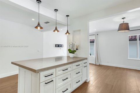 House in Miami, Florida 3 bedrooms, 221.57 sq.m. № 1878867 - photo 17