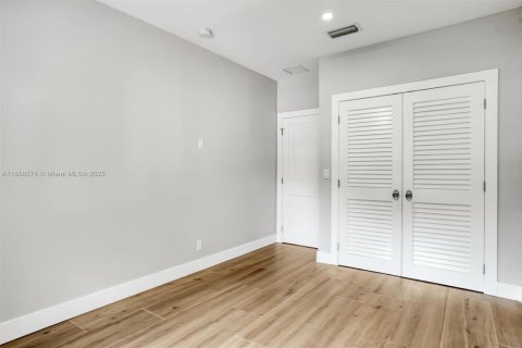House in Miami, Florida 3 bedrooms, 221.57 sq.m. № 1878867 - photo 25