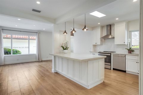 House in Miami, Florida 3 bedrooms, 221.57 sq.m. № 1878867 - photo 13
