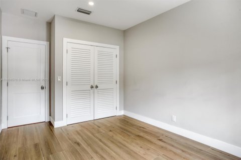 House in Miami, Florida 3 bedrooms, 221.57 sq.m. № 1878867 - photo 24