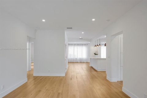 House in Miami, Florida 3 bedrooms, 221.57 sq.m. № 1878867 - photo 10