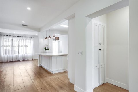 House in Miami, Florida 3 bedrooms, 221.57 sq.m. № 1878867 - photo 21