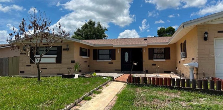 House in Orlando, Florida 4 bedrooms, 172.89 sq.m. № 2237704