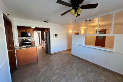 House in Orlando, Florida 4 bedrooms, 172.89 sq.m. № 2237704 - photo 4