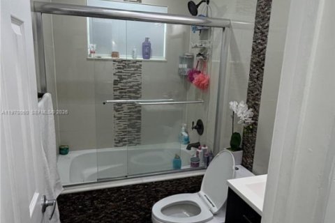 Casa en alquiler en Miami, Florida, 3 dormitorios, 104.79 m2 № 2031022 - foto 15