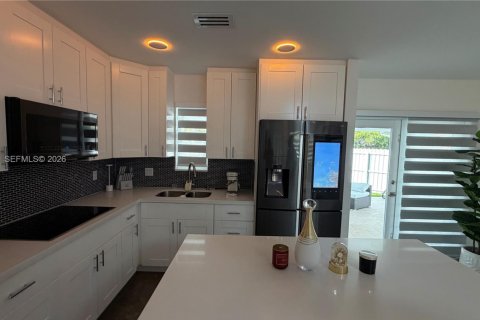Casa en alquiler en Miami, Florida, 3 dormitorios, 104.79 m2 № 2031022 - foto 11