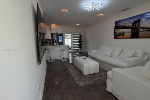 Casa en alquiler en Miami, Florida, 3 dormitorios, 104.79 m2 № 2031022 - foto 7