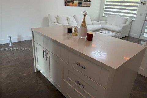 Casa en alquiler en Miami, Florida, 3 dormitorios, 104.79 m2 № 2031022 - foto 13