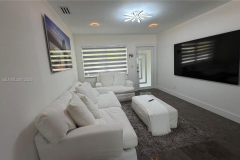 Casa en alquiler en Miami, Florida, 3 dormitorios, 104.79 m2 № 2031022 - foto 6