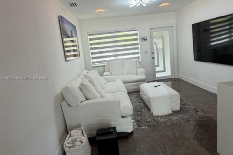 Casa en alquiler en Miami, Florida, 3 dormitorios, 104.79 m2 № 2031022 - foto 8