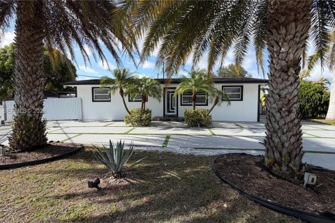 Casa en alquiler en Miami, Florida, 3 dormitorios, 104.79 m2 № 2031022 - foto 2