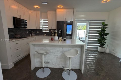 Casa en alquiler en Miami, Florida, 3 dormitorios, 104.79 m2 № 2031022 - foto 9