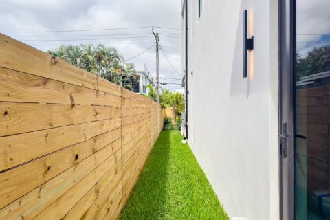 Townhouse in Fort Lauderdale, Florida 4 bedrooms, 218.41 sq.m. № 2261408 - photo 2