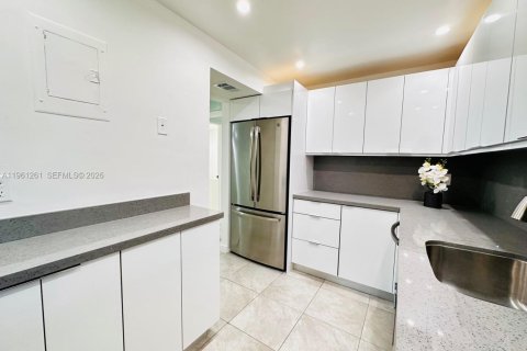 Condominio en venta en Miramar, Florida, 1 dormitorio, 83.61 m2 № 2023211 - foto 11