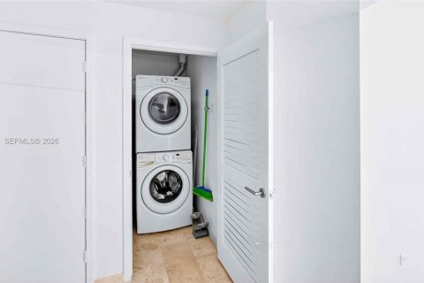 Condominio en alquiler en Miami, Florida, 2 dormitorios, 119.01 m2 № 2031945 - foto 24