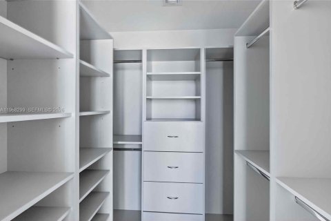 Condominio en alquiler en Miami, Florida, 2 dormitorios, 119.01 m2 № 2031945 - foto 16