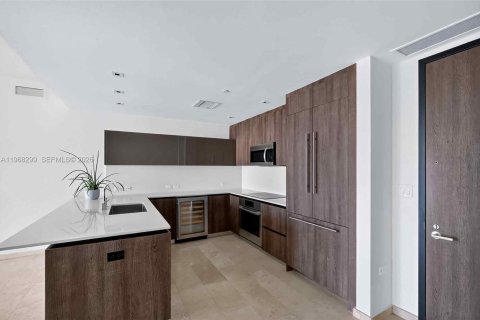 Condominio en alquiler en Miami, Florida, 2 dormitorios, 119.01 m2 № 2031945 - foto 2