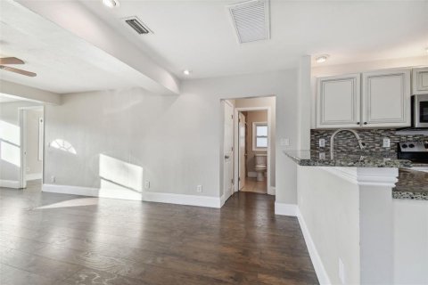 Casa en alquiler en Saint Petersburg, Florida, 3 dormitorios, 95.97 m2 № 1808816 - foto 5