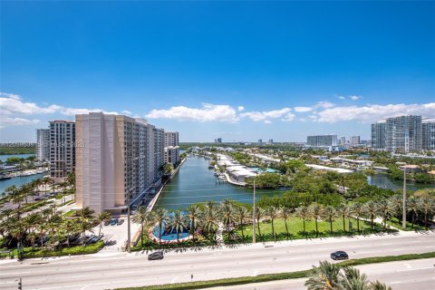 Copropriété à louer à Sunny Isles Beach, Floride: 2 chambres, 133.31 m2 № 2089466 - photo 13