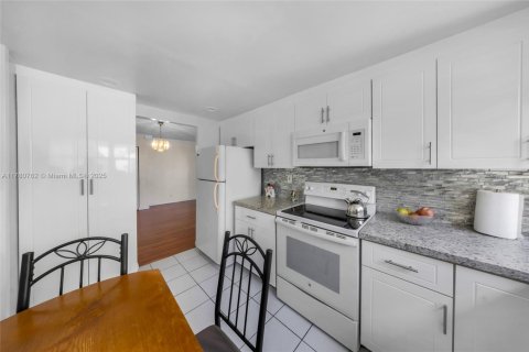 Copropriété à vendre à Miami, Floride: 2 chambres, 110.74 m2 № 1701333 - photo 9