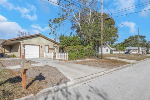 House in Largo, Florida 3 bedrooms, 121.24 sq.m. № 2099578