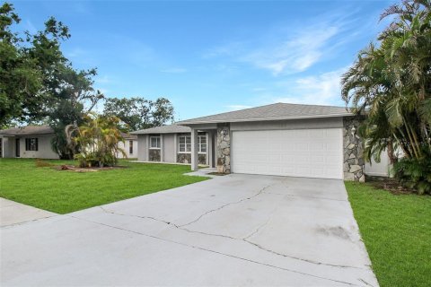 House in Sarasota, Florida 3 bedrooms, 130.99 sq.m. № 1853038 - photo 2