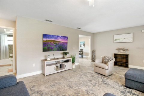 House in Sarasota, Florida 3 bedrooms, 130.99 sq.m. № 1853038 - photo 8