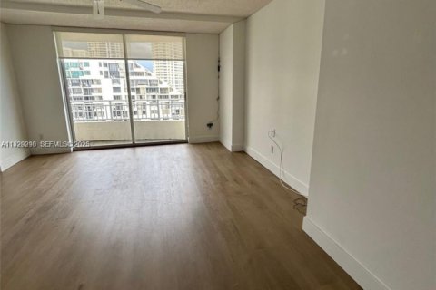 Снять в аренду кондоминиум в Майами, Флорида 1 спальня, 68.28м2, № 1987597 - фото 9