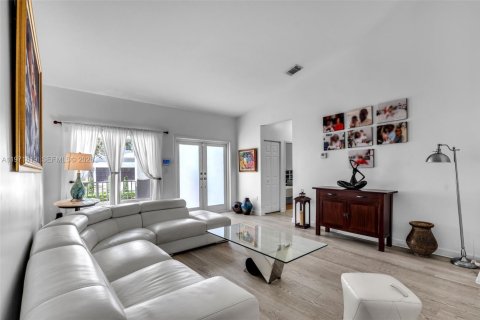 Casa en venta en Miami, Florida, 3 dormitorios, 163.42 m2 № 2050074 - foto 7