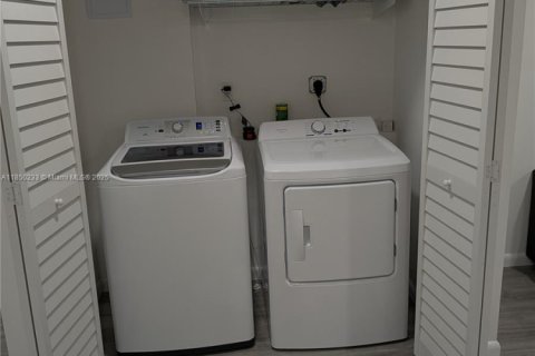 House in Miami, Florida 3 bedrooms, 181.72 sq.m. № 1854737 - photo 19