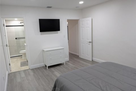 House in Miami, Florida 3 bedrooms, 181.72 sq.m. № 1854737 - photo 17