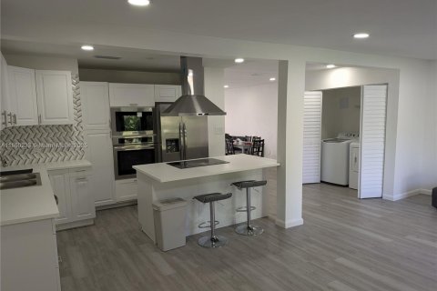 House in Miami, Florida 3 bedrooms, 181.72 sq.m. № 1854737 - photo 7