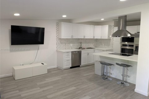 House in Miami, Florida 3 bedrooms, 181.72 sq.m. № 1854737 - photo 13
