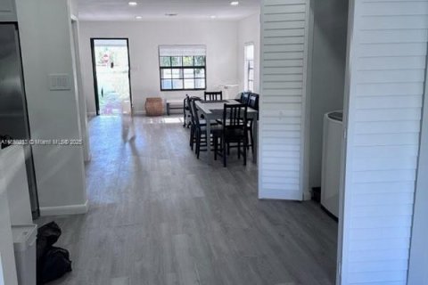 House in Miami, Florida 3 bedrooms, 181.72 sq.m. № 1854737 - photo 23