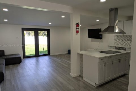 House in Miami, Florida 3 bedrooms, 181.72 sq.m. № 1854737 - photo 12