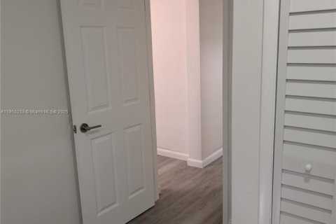 House in Miami, Florida 3 bedrooms, 181.72 sq.m. № 1854737 - photo 30
