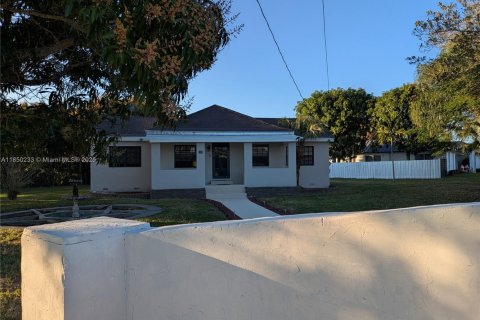 House in Miami, Florida 3 bedrooms, 181.72 sq.m. № 1854737 - photo 3