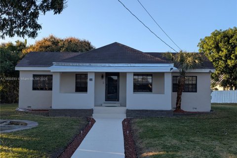 House in Miami, Florida 3 bedrooms, 181.72 sq.m. № 1854737 - photo 1