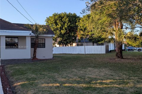 House in Miami, Florida 3 bedrooms, 181.72 sq.m. № 1854737 - photo 4