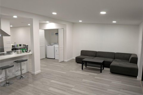 House in Miami, Florida 3 bedrooms, 181.72 sq.m. № 1854737 - photo 21