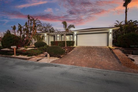 House in Longboat Key, Florida 3 bedrooms, 163.32 sq.m. № 1556273 - photo 1