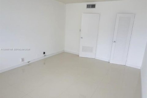 Condo in Miami Beach, Florida, 1 bedroom  № 2069666 - photo 9