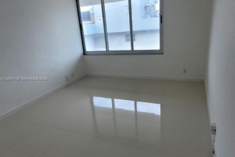 Condo in Miami Beach, Florida, 1 bedroom  № 2069666 - photo 3