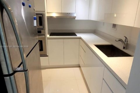 Condo in Miami Beach, Florida, 1 bedroom  № 2069666 - photo 2