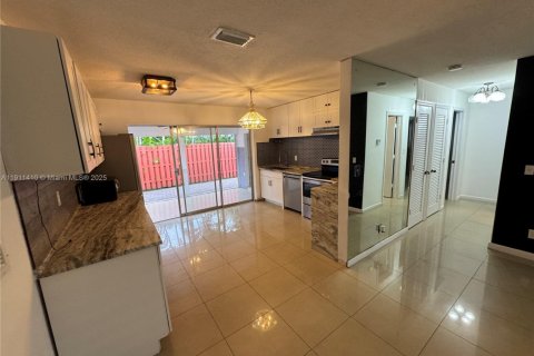 Снять в аренду виллу или дом в Тамарак, Флорида 3 спальни, 109.72м2, № 1972683 - фото 8