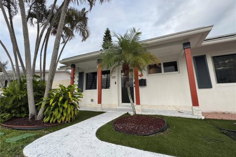 Снять в аренду виллу или дом в Тамарак, Флорида 3 спальни, 109.72м2, № 1972683 - фото 1