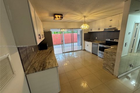 Снять в аренду виллу или дом в Тамарак, Флорида 3 спальни, 109.72м2, № 1972683 - фото 7