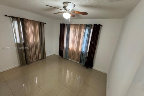 Снять в аренду виллу или дом в Тамарак, Флорида 3 спальни, 109.72м2, № 1972683 - фото 11