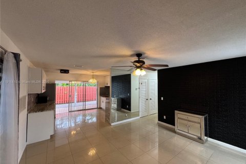 Снять в аренду виллу или дом в Тамарак, Флорида 3 спальни, 109.72м2, № 1972683 - фото 3