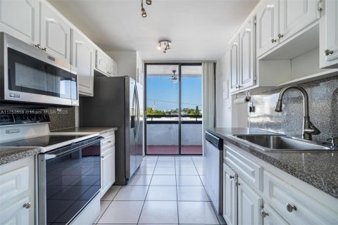 Condo in Miami Beach, Florida, 2 bedrooms  № 1691762 - photo 8